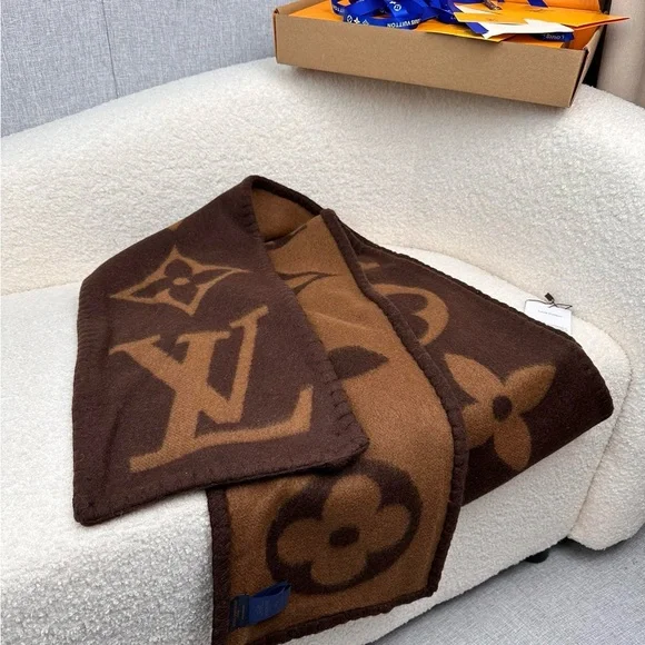 LV Elegant Brown and Tan Scarf - Picture 3 of 7